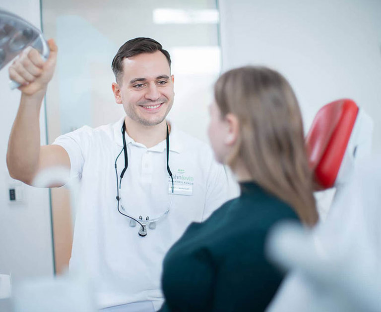 Endodontologie-Spezialist Dr. Lulic berät eine Patientin nach der Erstuntersuchung