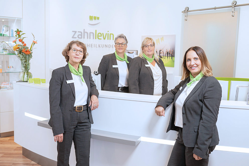 Team im Empfangsbereich